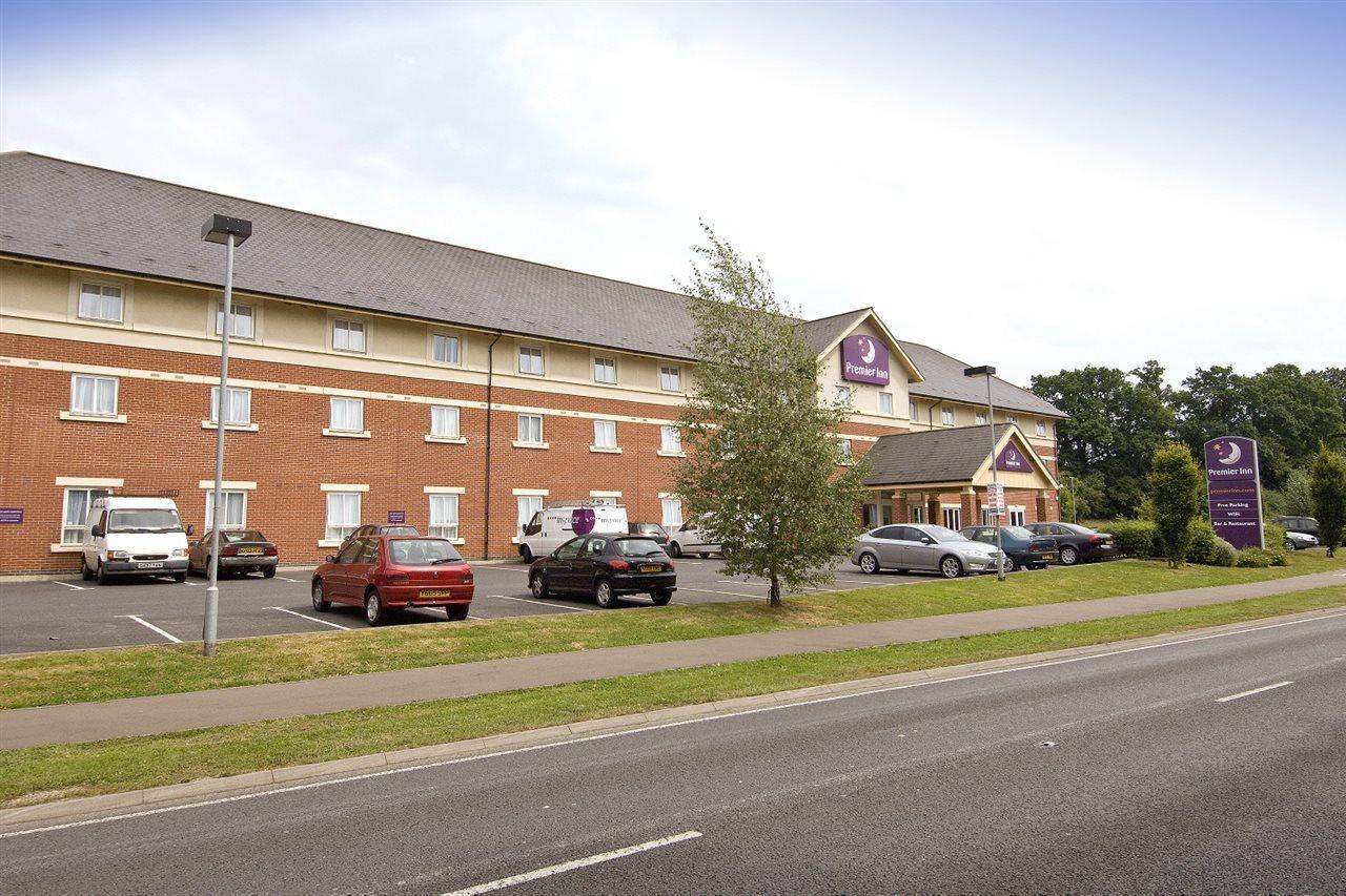 Premier Inn Gatwick Crawley Town West Exterior photo