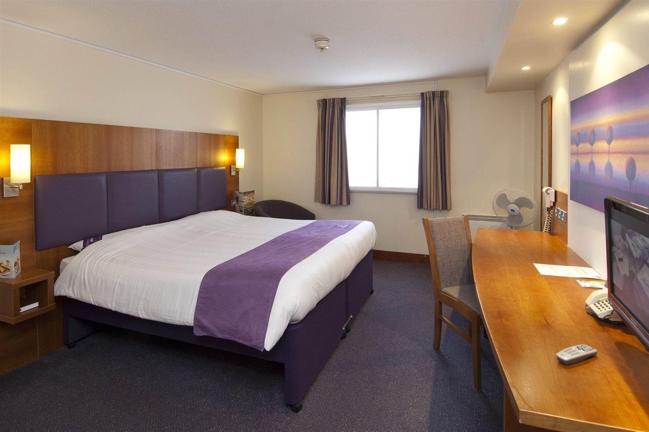 Premier Inn Gatwick Crawley Town West Exterior photo